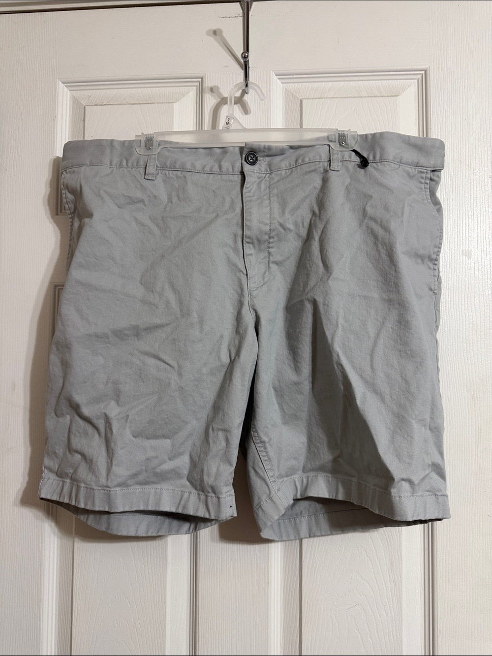Men's Flat-Front Light Gray Shorts - Classic Summer Staple